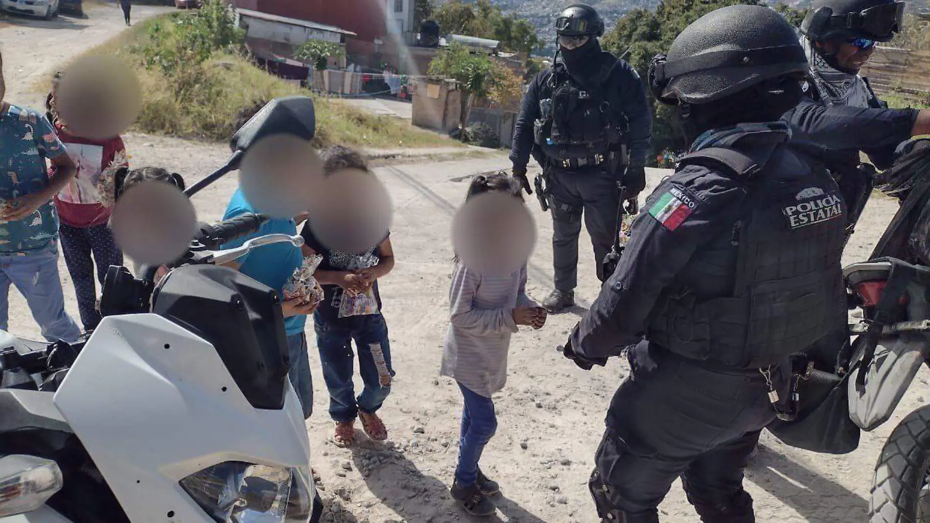 POLICIAS DAN REGALOS